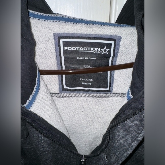 Preowned Men’s zip up hoodie. Size 2X - Picture 3 of 4